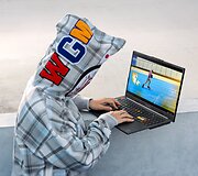 ASUS pristato i&scaron;skirtinę &bdquo;VivoBook S 15 OLED BAPE&ldquo; gatvės drabužių liniją, sukurtą novatori&scaron;kai bendradarbiaujant su &bdquo;A BATHING APE&ldquo;