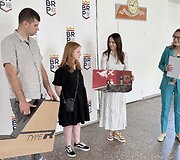 Apdovanojama Vilniaus Barboros Radvilaitės progimnazijos mokinė Viktorija Gri&scaron;kevič (II vieta)