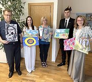 Padėkos ir prizai perduoti Vilniaus lietuvių namų dailės mokytojai Agnei Ju&scaron;kaitei (centre) ir mokyklos direktoriui (pirmas i&scaron; kairės)