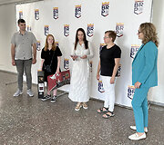 Vilniaus Barboros Radvilaitės mokinė Viktorija Gri&scaron;kevič (antra i&scaron; kairės) ir jos dailės mokytoja Diana Zviedrienė (antra i&scaron; de&scaron;inės)