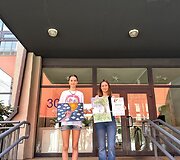Vilniaus privačios gimnazijos moksleivės, konkurso laureatė Rugilė Kazlaitė (de&scaron;inėje) ir specialųįį prizą pelniusi Ugnė Karžiniauskaitė