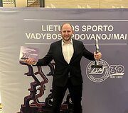Edvinas Kriūnas su apdovanojimu