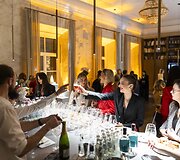 Rubino raudonos ir spindesio flirtas DOUGLAS kalėdiniame vakare