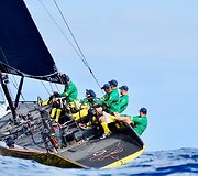 Lietuvos buriavimo rinktinė i&scaron;kovojo dar vieną pergalę, bet pirmadienį laukia lemiama kova: ar pavyks patekti į &scaron;e&scaron;ioliktfinalį?