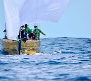 Lietuvos buriavimo rinktinė i&scaron;kovojo dar vieną pergalę, bet pirmadienį laukia lemiama kova: ar pavyks patekti į &scaron;e&scaron;ioliktfinalį?