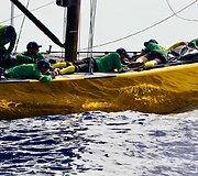 Lietuvos buriavimo rinktinė i&scaron;kovojo dar vieną pergalę, bet pirmadienį laukia lemiama kova: ar pavyks patekti į &scaron;e&scaron;ioliktfinalį?