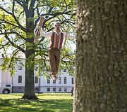 Gėlių, meno ir meilės festivalyje &ndash; tarptautinė  teatro ir cirko trupė bei kvapą gniaužiantys pasirodymai