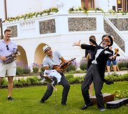 Ten galima prarasti amą, juoktis iki a&scaron;arų ir paskęsti gėlių jūrose: prasidėjo ry&scaron;kiausias vasaros festivalis Lietuvoje