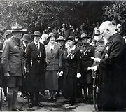 R. Baden-Povelį (priekinėje eilėje antras i&scaron; kairės) su palyda pasitinka kurorto burmistras dr. J. &Scaron;liūpas (de&scaron;inėje). 