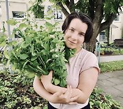 Paslaugų gavėja su mėtomis i&scaron; terapinio sodo