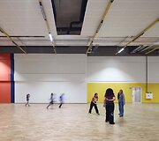 &Scaron;iuolaikinės Mokyklos Centras &ndash; kai architektūra kalba istorija, spalvomis ir muzika