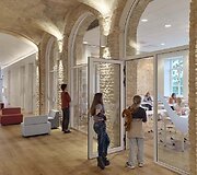 &Scaron;iuolaikinės Mokyklos Centras &ndash; kai architektūra kalba istorija, spalvomis ir muzika