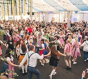 Kauno &bdquo;Oktoberfestas&ldquo; vėl traukia minias: rudenį vyksiančioje &scaron;ventėje rezervuota daugiau nei pusė stalų