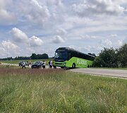 Autobusas nuvažiavo nuo kelio