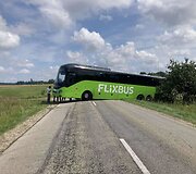 Autobusas nuvažiavo nuo kelio