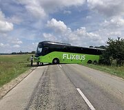 Autobusas nuvažiavo nuo kelio