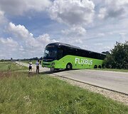 Autobusas nuvažiavo nuo kelio