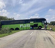 Autobusas nuvažiavo nuo kelio
