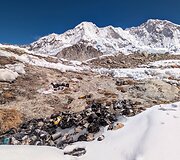 Netvarkomos &scaron;iuk&scaron;lės &scaron;alia Baruntės bazinės stovyklos 5400 m auk&scaron;tyje (Nepalas, 2026 m.)