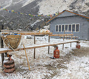 Panaudoti dujų balionai - kaip statybinė medžiaga (Kongma Dingma stovyklavietė, auk&scaron;tis 4850 m, Nepalas, 2026 m.)
