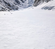 Vaisvandenių buteliukai "žymi" kelią į Everestą (Khumbu ledynas, Nepalas, 2026 m.)