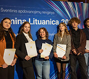 Mokslų akademijoje apdovanoti Lietuvai tarptautinėse olimpiadose atstovavę mokiniai