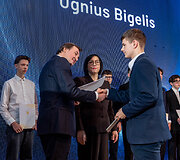 Mokslų akademijoje apdovanoti Lietuvai tarptautinėse olimpiadose atstovavę mokiniai