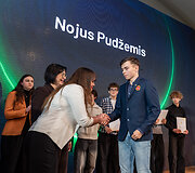 Mokslų akademijoje apdovanoti Lietuvai tarptautinėse olimpiadose atstovavę mokiniai