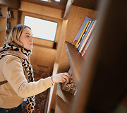 Bibliobusas i&scaron; vidaus