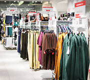 &bdquo;Outlet Park&ldquo; atnaujinimo fini&scaron;as pasipuo&scaron;ė vy&scaron;nia ant torto: duris čia atvėrė parduotuvė &bdquo;HalfPrice&ldquo;