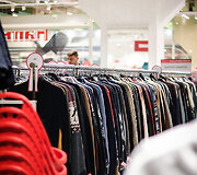 &bdquo;Outlet Park&ldquo; atnaujinimo fini&scaron;as pasipuo&scaron;ė vy&scaron;nia ant torto: duris čia atvėrė parduotuvė &bdquo;HalfPrice&ldquo;