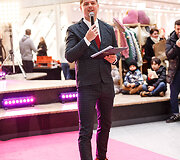 &Scaron;ventinis spindesys ant podiumo &ndash; &bdquo;Catwalk&ldquo; kalėdinis madų &scaron;ou &bdquo;Vilnius Outlet&ldquo;