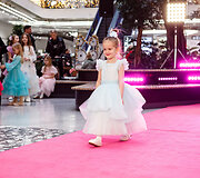 &Scaron;ventinis spindesys ant podiumo &ndash; &bdquo;Catwalk&ldquo; kalėdinis madų &scaron;ou &bdquo;Vilnius Outlet&ldquo;