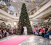 &Scaron;ventinis spindesys ant podiumo &ndash; &bdquo;Catwalk&ldquo; kalėdinis madų &scaron;ou &bdquo;Vilnius Outlet&ldquo;