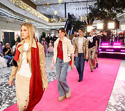 &Scaron;ventinis spindesys ant podiumo &ndash; &bdquo;Catwalk&ldquo; kalėdinis madų &scaron;ou &bdquo;Vilnius Outlet&ldquo;
