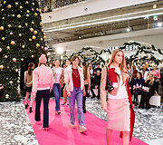 &Scaron;ventinis spindesys ant podiumo &ndash; &bdquo;Catwalk&ldquo; kalėdinis madų &scaron;ou &bdquo;Vilnius Outlet&ldquo;