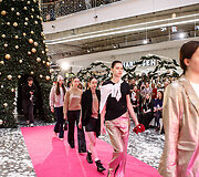 &Scaron;ventinis spindesys ant podiumo &ndash; &bdquo;Catwalk&ldquo; kalėdinis madų &scaron;ou &bdquo;Vilnius Outlet&ldquo;