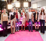 &Scaron;ventinis spindesys ant podiumo &ndash; &bdquo;Catwalk&ldquo; kalėdinis madų &scaron;ou &bdquo;Vilnius Outlet&ldquo;