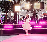 &Scaron;ventinis spindesys ant podiumo &ndash; &bdquo;Catwalk&ldquo; kalėdinis madų &scaron;ou &bdquo;Vilnius Outlet&ldquo;