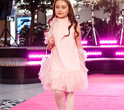 &Scaron;ventinis spindesys ant podiumo &ndash; &bdquo;Catwalk&ldquo; kalėdinis madų &scaron;ou &bdquo;Vilnius Outlet&ldquo;
