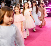 &Scaron;ventinis spindesys ant podiumo &ndash; &bdquo;Catwalk&ldquo; kalėdinis madų &scaron;ou &bdquo;Vilnius Outlet&ldquo;