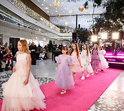 &Scaron;ventinis spindesys ant podiumo &ndash; &bdquo;Catwalk&ldquo; kalėdinis madų &scaron;ou &bdquo;Vilnius Outlet&ldquo;