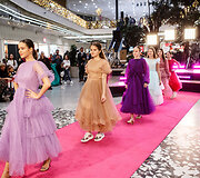 &Scaron;ventinis spindesys ant podiumo &ndash; &bdquo;Catwalk&ldquo; kalėdinis madų &scaron;ou &bdquo;Vilnius Outlet&ldquo;