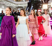 &Scaron;ventinis spindesys ant podiumo &ndash; &bdquo;Catwalk&ldquo; kalėdinis madų &scaron;ou &bdquo;Vilnius Outlet&ldquo;