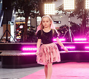 &Scaron;ventinis spindesys ant podiumo &ndash; &bdquo;Catwalk&ldquo; kalėdinis madų &scaron;ou &bdquo;Vilnius Outlet&ldquo;