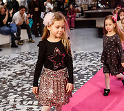 &Scaron;ventinis spindesys ant podiumo &ndash; &bdquo;Catwalk&ldquo; kalėdinis madų &scaron;ou &bdquo;Vilnius Outlet&ldquo;