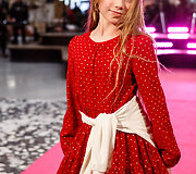 &Scaron;ventinis spindesys ant podiumo &ndash; &bdquo;Catwalk&ldquo; kalėdinis madų &scaron;ou &bdquo;Vilnius Outlet&ldquo;