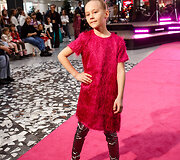 &Scaron;ventinis spindesys ant podiumo &ndash; &bdquo;Catwalk&ldquo; kalėdinis madų &scaron;ou &bdquo;Vilnius Outlet&ldquo;
