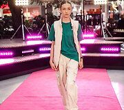 &Scaron;ventinis spindesys ant podiumo &ndash; &bdquo;Catwalk&ldquo; kalėdinis madų &scaron;ou &bdquo;Vilnius Outlet&ldquo;