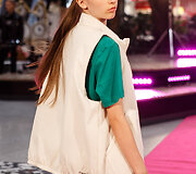 &Scaron;ventinis spindesys ant podiumo &ndash; &bdquo;Catwalk&ldquo; kalėdinis madų &scaron;ou &bdquo;Vilnius Outlet&ldquo;